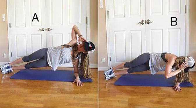 Side plank with twist. Lakukan 15 kali repetisi pada setiap satu sisi. (Via: health.com)