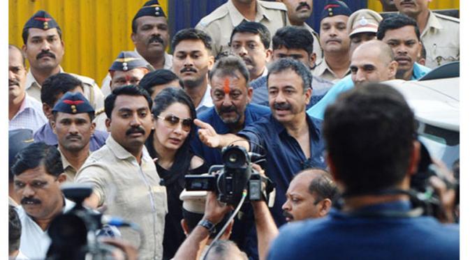 Sanjay Dutt bebas dari penjara di sambut istri, Manyata Dutt (berkacamata) dan sahabatnya, sutradara Rajkumar Hirani (sebelah kanan Sanjay Dutt berkemeja biru). [Foto: Bollywoodlife.com]