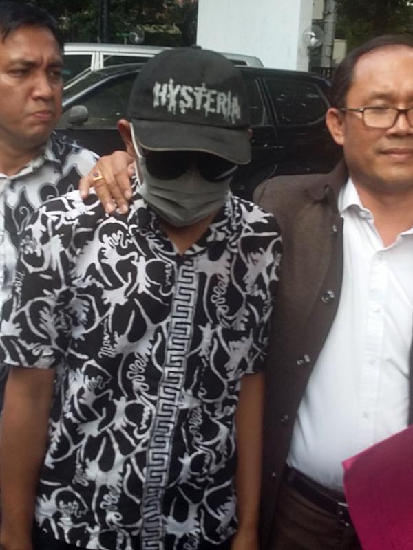 DS (mengenakan topi dan penutup wajah), Korban Saipul Jamil mendatangi Komisi Perlindungan Anak Indonesia (KPAI). [Foto: Hernowo Anggie/Liputan6.com]