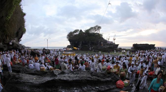 Ritual di Pura Tanah Lot, Tabanan, Bali. (Yudha Maruta/Liputan6.com)