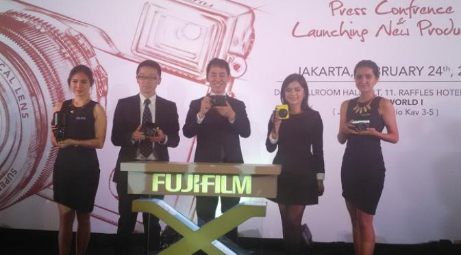 Research & Developement Manager FujiFilm, Mr. Takashi Miyako,  Presiden Direktur FujiFilm Indonesia, Mr. Masatsugu Naito (tengah), dan Pitra Sakti Amalya selaku Marketing Manager FujiFilm