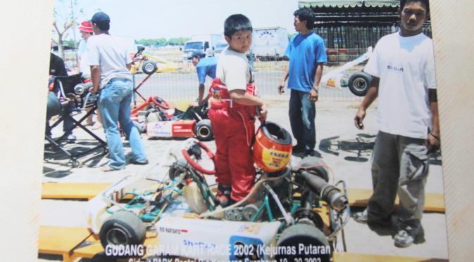 Berusia 9 tahun, Rio Haryanto mengendarai mobil go kart. (Liputan6.com) 