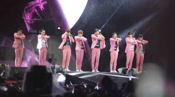 Aksi EXO ketika menggunakan jas dan celana berwarna pink. (via facebook EXO)