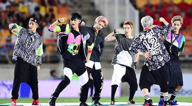 Paduan berbagai motif dan warna membalut kostum panggung EXO kali ini. (via facebook EXO)