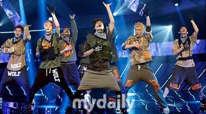 Motif 'army' membalut aksi EXO dengan celana khas para dancer. (via facebook EXO)