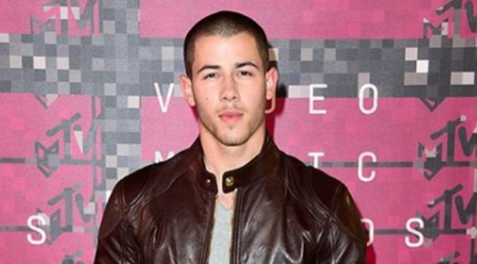Nick Jonas dari ‘Jonas Brothers’  dikabarkan pernah menjalin kasih dengan Selena Gomez meskipun mereka terlihat mesra di awak media, namun rupanya hubungan mereka putus nyambung  dan kandas pada tahun 2010.  (viainstagram@nickjonas/Bintang.com)
