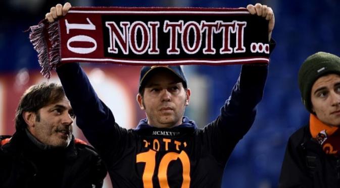 Suporter AS Roma membentangkan syal bertuliskan nama Totti (AFP/Filippo Monteforte)