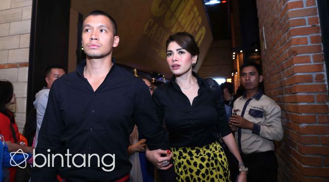 Nikita dan Samuel saat hadir di gala premier film 'Comic 8: Casino King Part 2' di CGV Blitz, Grand Indonesia, Jakarta Pusat, Jumat (26/2/2016) malam. (Nurwahyunan/Bintang.com)