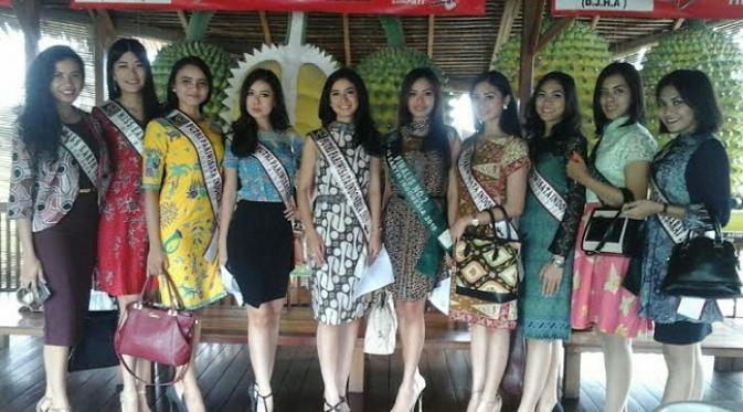 10 Miss Pariwisata turut mempromosikan durian khas Serang, Banten, yang memiliki beragam varian. 
