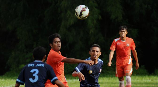 Gelandang Persija Jakarta, Egi Melgiansyah(keduakiri) berebut bola saat laga uji coba melawan tim Pra PON DKI Jakarta di NYTC Sawangan, Depok, Sabtu (27/2/2016). Persija menang 2-0 atas Pra PON DKI Jakarta. (Liputan6.com/HelmiFithriansyah)