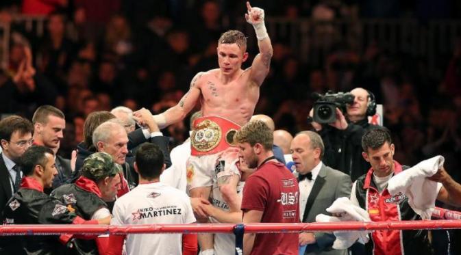 Petinju Irlandia Utara, Carl Frampton, menyatukan gelar juara dunia kelas bantam-super versi IBF dan WBA setelah mengalahkan Scott Quigg di Manchester, Inggris, Sabtu (27/2/2016). (AFP Photo/Paul Faith)