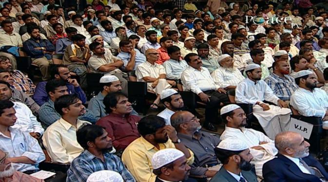 Acara yang menghadirkan Dr Zakir Naik tidak hanya dihadiri oleh orang-orang yang berama Islam, tetapi juga agama lainnya pun turut hadir. | via: i.vimeocdn.com
