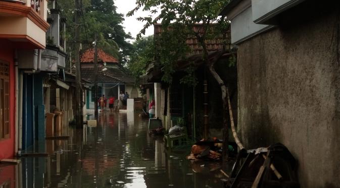 Banjir merendam kawasan Periuk, Kota Tangerang, Banten. (Pramita Tristiawati/Liputan6.com)