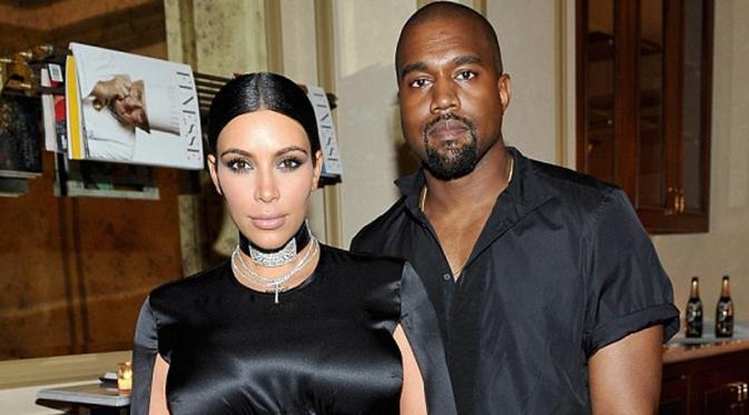 Kanye West dikabarkan bertengkar hebat dengan istrinya, Kim Kardashian di telepon.  
