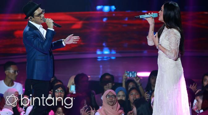 Afgan dan Raisa ketika tampil di konser 'Sound of Love'. (Deki Prayoga/Bintang.com)