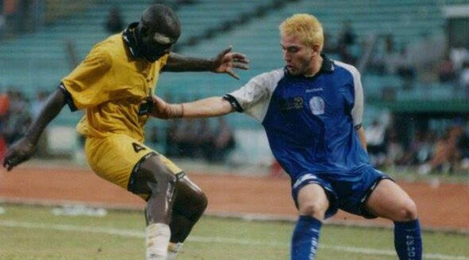 Rodriguez “Pacho” Rubio berduel dengan pemain Persikota, Simamo A Basille di Liga Indonesia musim 2001. (vamosarema)
