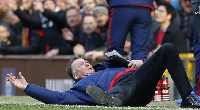Manajer Manchester United, Louis Van Gaal terjatuh di hadapan wasit