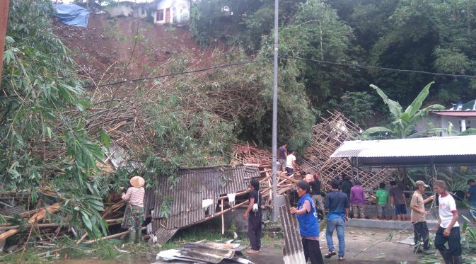 Sejumlah titik di Kota Bogor longsor sejak intensitas hujan tinggi mengguyur kota ini sejak hari Minggu kemarin (Liputan6.com/Achmad Sudarno)