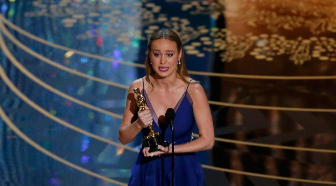 Brie Larson saat menerima Oscar untuk Aktris Terbaik untuk perannya dalam 