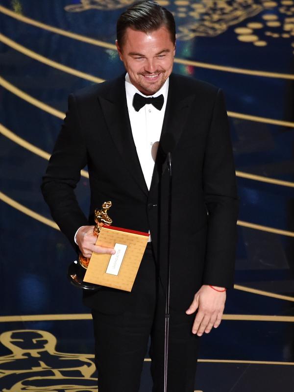 Leonardo DiCaprio saat memenangkan piala Oscar 2016, di Dolby Theatre, Hollywood, Los Angeles, 28 Februari 2016 (Oscar.go)
