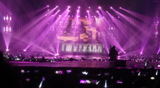 EXO membangkitkan semangat para penonton lewat konser yang bertajuk The Lost Planet 2 The EXO'Luxion di Jakarta. 