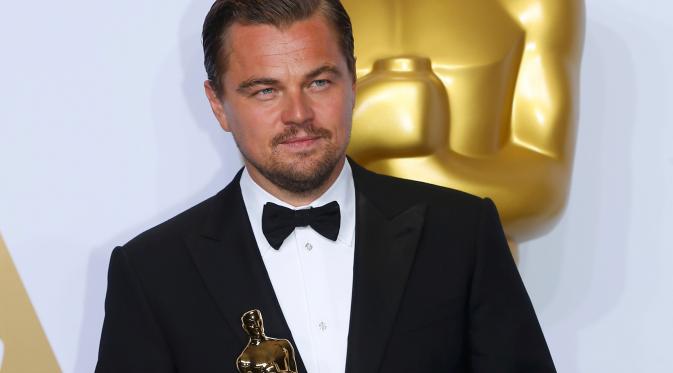 Aktor Leonardo DiCaprio menerima Oscar untuk Aktor Terbaik untuk film "The Revenant" di 88 Academy Awards di Hollywood, California (28/2/2016). (REUTERS/Mario Anzuoni)
