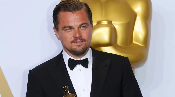 Aktor Leonardo DiCaprio menerima Oscar untuk Aktor Terbaik untuk film 