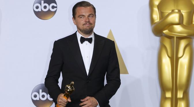 Aktor Leonardo DiCaprio menerima Oscar untuk Aktor Terbaik untuk film 