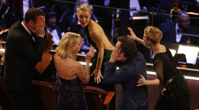 Para pemain Spotlight saat diumumkan sebagai Film Terbaik di Oscar 2016. foto:  New York Times