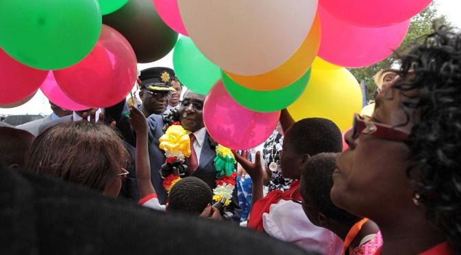 Robert Mugabe bersama beberapa orang melepaskan balon di pesta ulang tahun. (AP)
