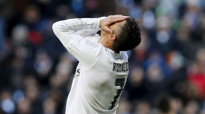 9. Striker Real Madrid, Cristiano Ronaldo, tampak kecewa usai kalah dari Atletico Madrid pada laga La Liga Spanyol di Stadion Santiago Bernabeu, Spanyol, Sabtu (27/2/2016). Real Madrid takluk 0-1 dari Atletico. (EPA/Ballesteros)