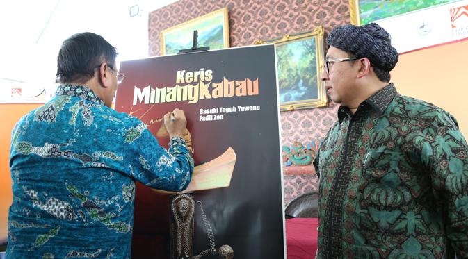 “Keris Minangkabau” merupakan upaya Fadli Zon membangkik batang tarandam terhadap benda pusaka Minangkabau yang nyaris hilang.