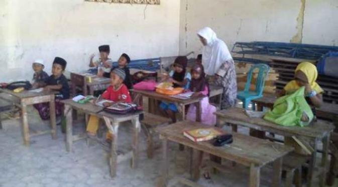 Guru di Madrasah Diniyah (TPA/TPQ sederajat) Raudlatut Thalibin, Jawa Timur, mengajar dibayar rengginang | Via: twitter.com/Al Azhar Peduli
