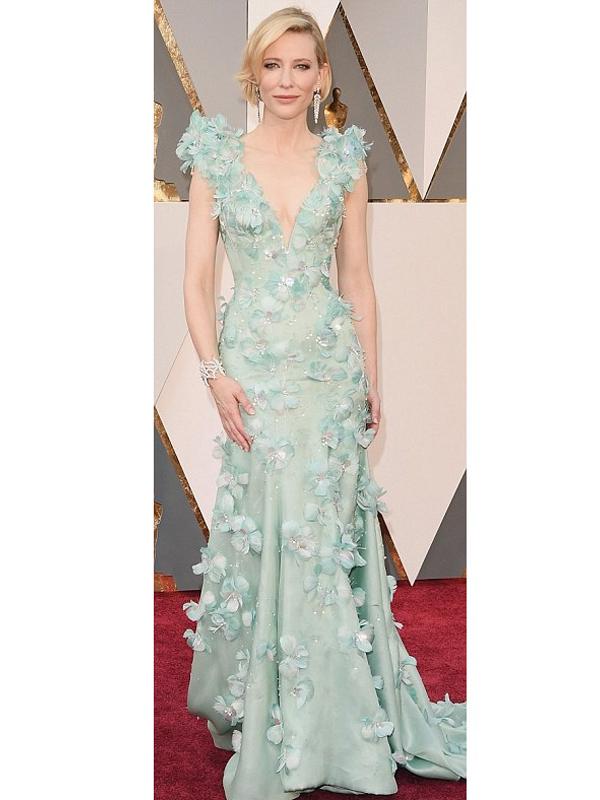 Gaun yang memperlihatkan belahan dada hiasi panggung Oscar 2016