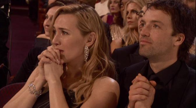 Kate Winslet menangis saat Leonardo DiCaprio menang Oscar 2016. Foto: Twitter (@eonline)