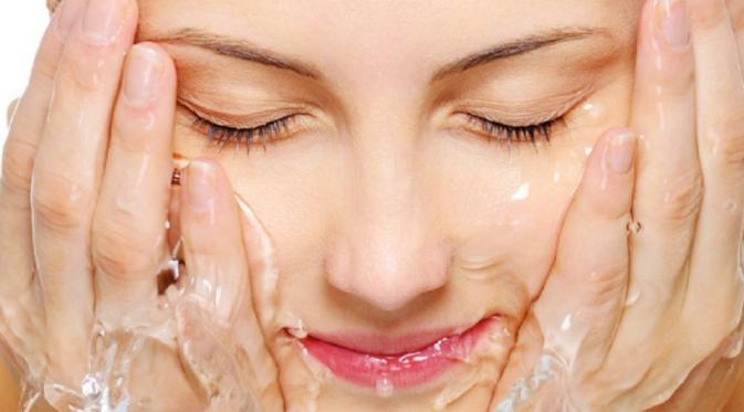 mengurangi wajah berminyak, cuci muka dengan sabun wajah (via: liteleymamu.com)
