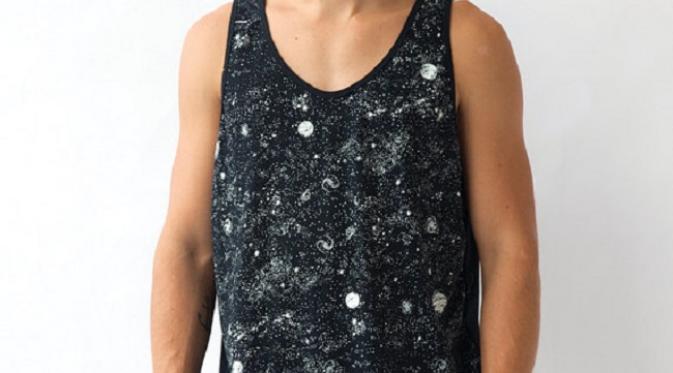 sleeveless shirt dengan motif luar angkasa (sumber. Etsy.com)