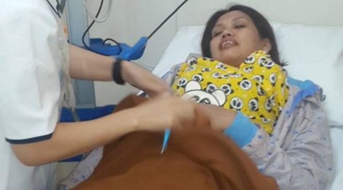 Elly Sugigi sakit tanpa dampingan sang suami, Ferry Anggara [foto: instagram/elysugigi]