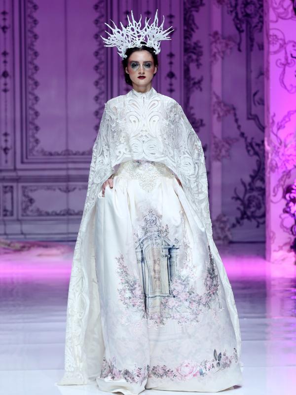 Gaun pengantin rancangan Imelda Kartini