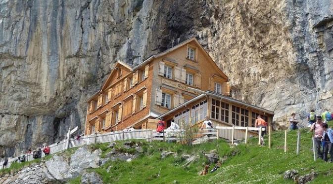 Restoran bernama The Äscher terletak di pinggir tebing pada ketinggian 1.453 meter (sumber. Lostateminor.com)