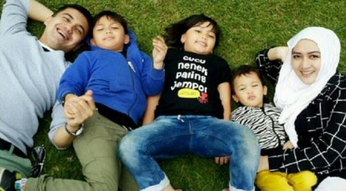 Sahrul Gunawan dan Indriani Hadi serta tiga anaknya (Instagram/@_sahrulgunawan_)