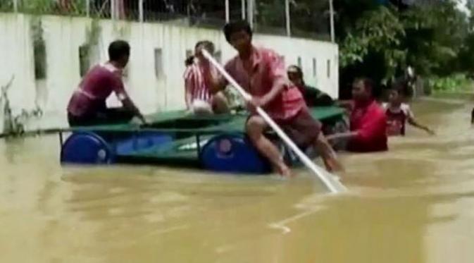 Banjir akibat meluapnya Sungai Cimanceri, memutus akses jalan di Kecamatan Tigaraksa, Tangerang.