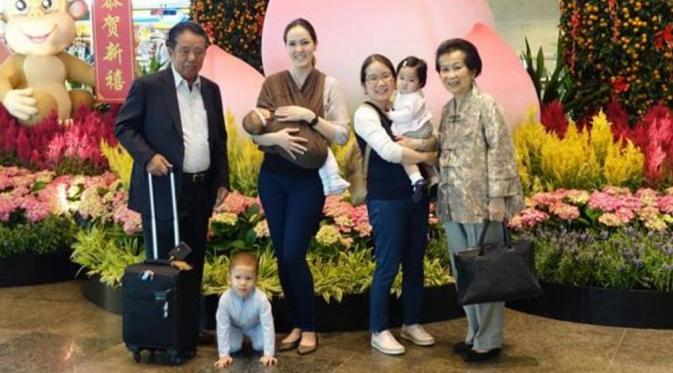 Cathy Sharon rayakan Imlek dengan keluarga besar suami [foto: instagram/cathysharon]