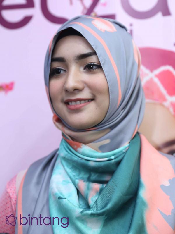 Ditanya tentang hijab yang menjadi favorit, remaja yang mengawali kariernya dari pemilihan Gadis Sampul 2007 ini mengaku  yang tidak terlalu ribet. (Nurwahyunan/Bintang.com)
