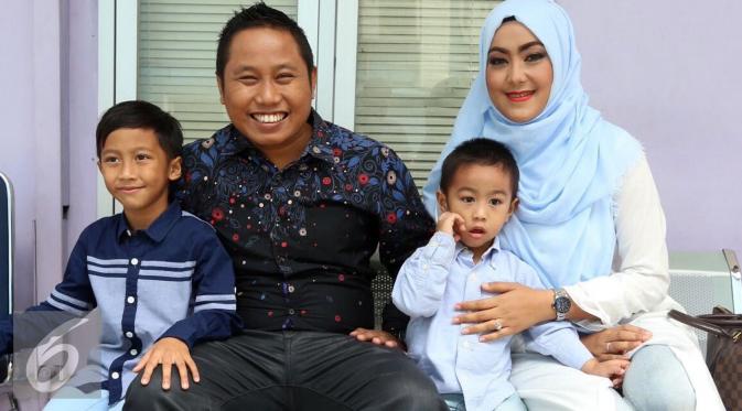Narji Cagur bersama istri, Widiyanti dan dua anaknya. [Foto: Sapto Purnomo/Liputan6.com]