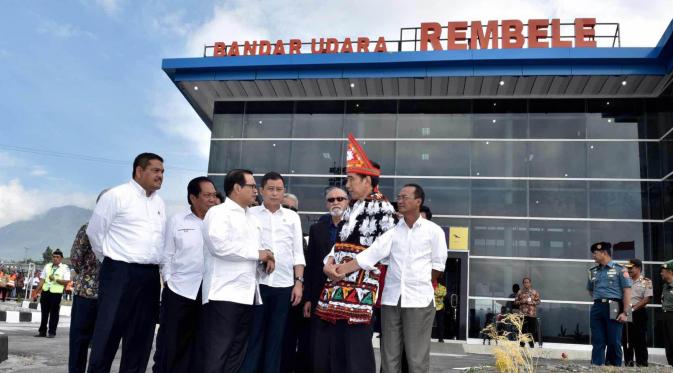 Presiden Jokowi berbincang dengan Seskab Pramono Anung dan Menhub Ignasius Jonan di depan Bandara Rembele, di Kabupaten Bener Meriah, Provinsi Aceh, Rabu (2/3). Kedatangan Presiden dan rombongan untuk meresmikan Bandara Rembele. (Foto : Setpres)