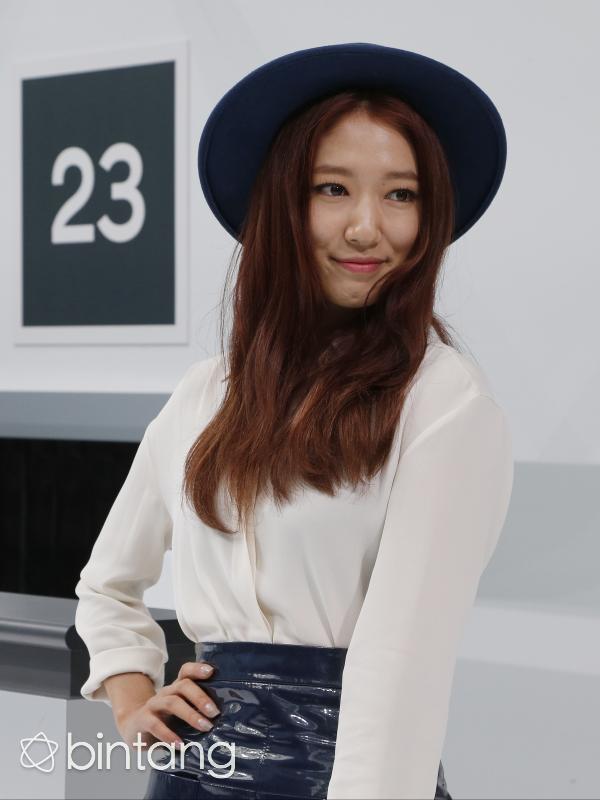 Dengan balutan blouse berwarna putih serta rok bercorak gemerlap, Park Shin Hye nampak percaya diri ketika berada di 'Paris Fashion's Week'.  (AFP/Bintang.com)