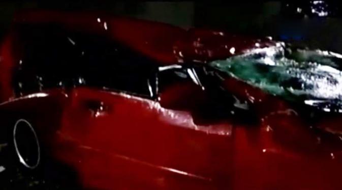 Sebuah rekaman amatir memperlihatkan mobil Honda Jazz merah dengan nomor polisi B 1485 EMH, rusak parah.