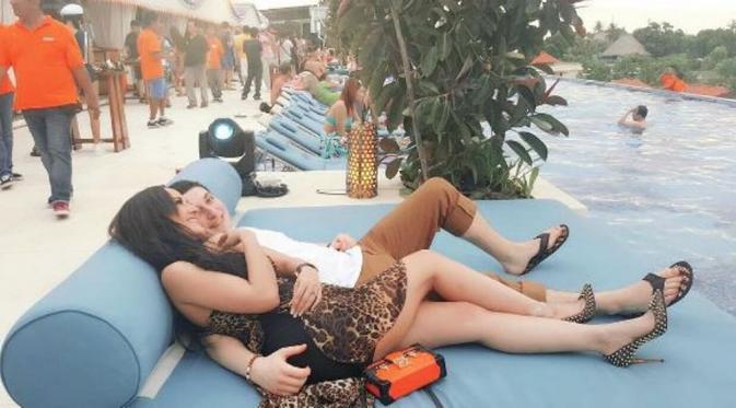 Cynthiara Alona mesra dengan kekasih bule (instagram)
