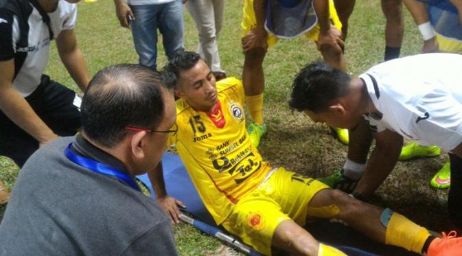 Firman Utina mengalami cedera saat laga Sriwijaya FC melawan Madura United, Rabu (2/3/2016). (Bola.com/Riskha Prasetya)